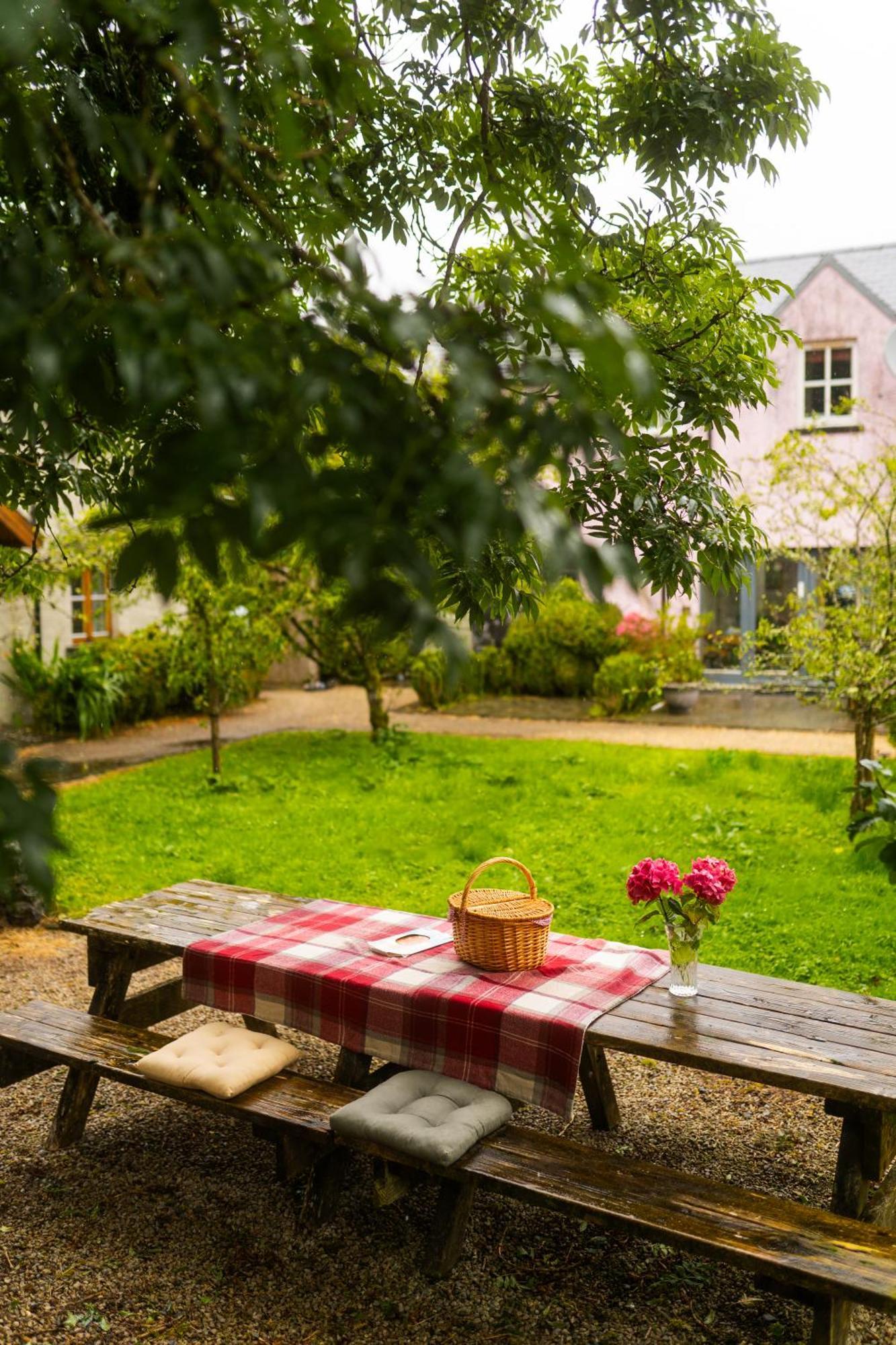 Burren Court Lodge Ballyvaughan Buitenkant foto